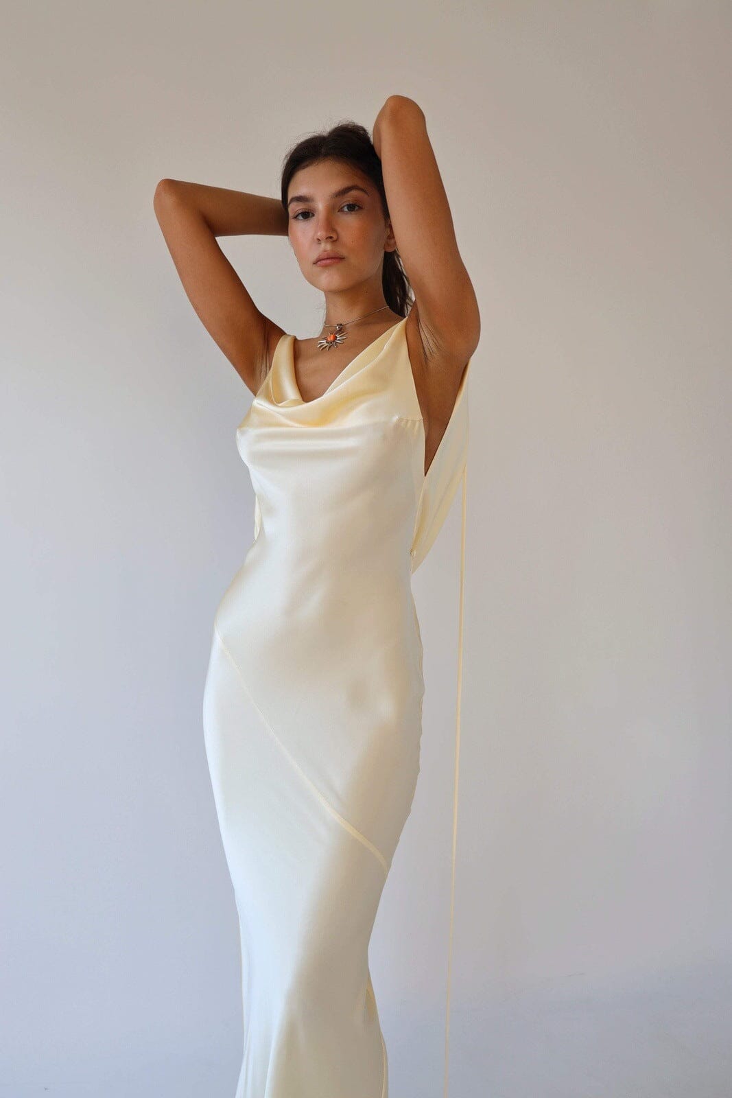 Saga | Elegant Maxi Klänning med Öppen Rygg