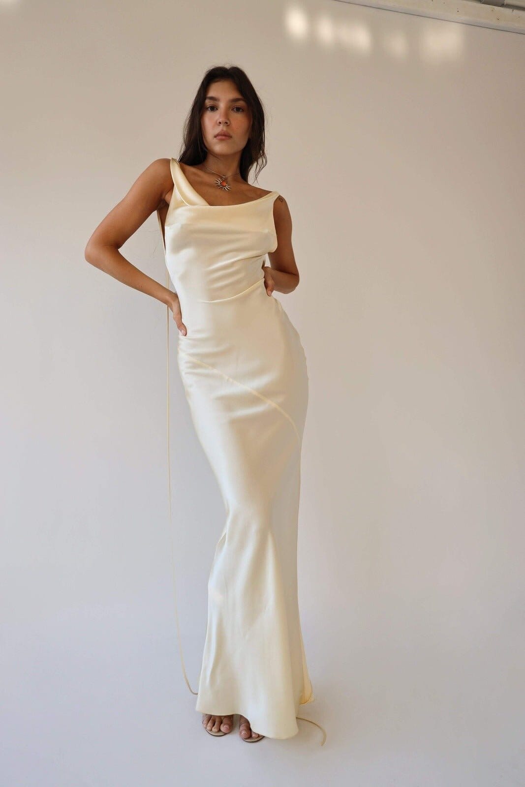 Saga | Elegant Maxi Klänning med Öppen Rygg